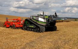 Roboti ve služb&aacute;ch zemědělců: prvn&iacute; robotick&yacute; traktor v Česku nepotřebuje řidiče a zvl&aacute;dne toho mnoh